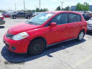 2011 Nissan Versa SL z VIN 3N1BC1CP2BL505481, wystawiony jako IAAI lot #42347048 z przebiegiem 174 559 mil mil oraz . Historia ofert i sprzedaży dostępna na DreamBid. Obrazek 2.