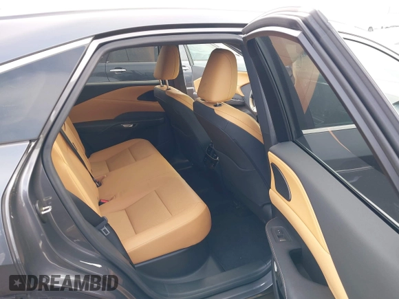 2024 Lexus RX 350 z VIN JTJCHMAA3R2015224, wystawiony jako IAAI lot #41066371 z przebiegiem 8719 mil mil oraz . Historia ofert i sprzedaży dostępna na DreamBid. Obrazek 8.
