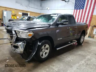 2021 Ram 1500 Big Horn z VIN 1C6SRFBT4MN696449, wystawiony jako Copart lot #44980005 z przebiegiem 60 023 mil mil oraz Szkoda całkowita • Salvage title. Historia ofert i sprzedaży dostępna na DreamBid. Obrazek 1.