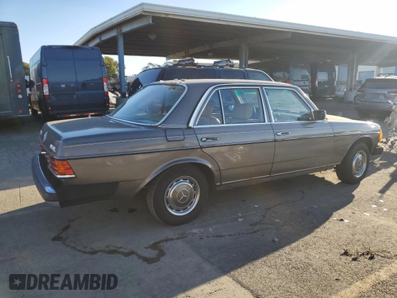 1981 Mercedes-Benz 300 D z VIN WDBAB30A6BB226915, wystawiony jako Copart lot #87743925 z przebiegiem 241 960 mil mil oraz Szkoda całkowita • Salvage title. Historia ofert i sprzedaży dostępna na DreamBid. Obrazek 3.
