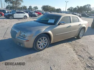 2008 Chrysler 300 C Hemi z VIN 2C3KA63H38H158001, wystawiony jako IAAI lot #41097749 z przebiegiem Nie podano mil oraz . Historia ofert i sprzedaży dostępna na DreamBid. Obrazek 2.