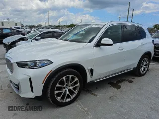 2024 BMW X5 xDrive40i z VIN 5UX23EU09R9U66251, wystawiony jako Copart lot #56056055 z przebiegiem 32 663 mil mil oraz Tytuł czysty. Historia ofert i sprzedaży dostępna na DreamBid. Obrazek 1.