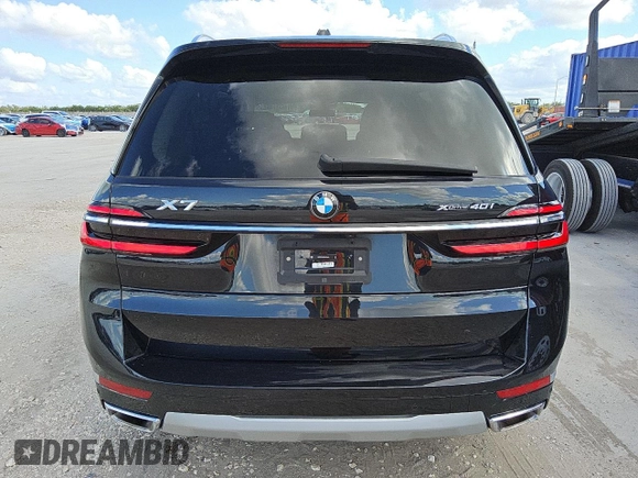 2024 BMW X7 xDrive40i z VIN 5UX23EM09R9V90469, wystawiony jako Copart lot #56997145 z przebiegiem 29 827 mil mil oraz Czysty tytuł • Clean title. Historia ofert i sprzedaży dostępna na DreamBid. Obrazek 6.