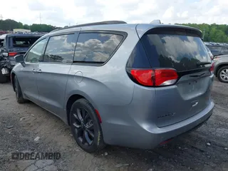 2018 Chrysler Pacifica Touring L with VIN 2C4RC1BG5JR165418, listed as a IAAI auction lot 42143241 with 157,768 mi miles and . Bid and sale history available at DreamBid. Image 3.