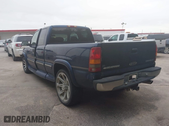 2000 Chevrolet Silverado 2500 LS z VIN 1GCFC29U5YE259603, wystawiony jako IAAI lot #42426550 z przebiegiem 229 438 mil mil oraz . Historia ofert i sprzedaży dostępna na DreamBid. Obrazek 3.
