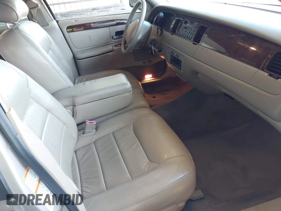2000 Lincoln Town Car Signature z VIN 1LNHM82W1YY869805, wystawiony jako IAAI lot #42051938 z przebiegiem 125 940 mil mil oraz . Historia ofert i sprzedaży dostępna na DreamBid. Obrazek 5.
