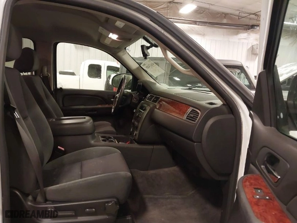 2009 GMC Yukon SLE w/3SB with VIN 1GKFK23079R230904, listed as a IAAI auction lot 41613418 with 90,262 mi miles. Bid and sale history available at carsss.com. Image 5.