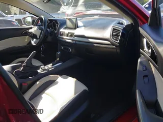 2015 Mazda 3 S Grand Touring z VIN JM1BM1W36F1253699, wystawiony jako IAAI lot #42204557 z przebiegiem 132 626 mil mil oraz . Historia ofert i sprzedaży dostępna na DreamBid. Obrazek 5.