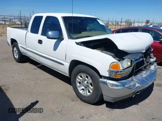 2000 GMC New Sierra 1500 SL with VIN 2GTEC19V0Y1143564, listed as a IAAI auction lot 41839246 with 203,433 mi miles. Bid and sale history available at carsss.com. Image 1.