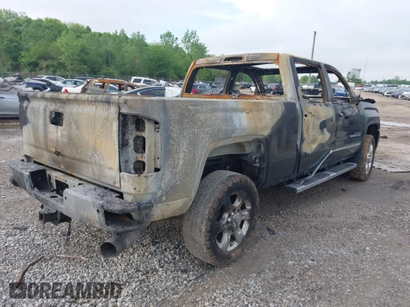 2018 GMC Sierra 2500HD Denali z VIN 1GT12UEY7JF156121, wystawiony jako IAAI lot #42248800 z przebiegiem Nie podano mil oraz . Historia ofert i sprzedaży dostępna na DreamBid. Obrazek 4.