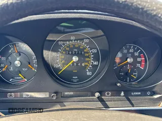 1985 Mercedes-Benz 380 z VIN WDBBA45C0FA019441, wystawiony jako Copart lot #51792005 z przebiegiem 83 718 mil mil oraz Czysty tytuł • Clean title. Historia ofert i sprzedaży dostępna na DreamBid. Obrazek 8.