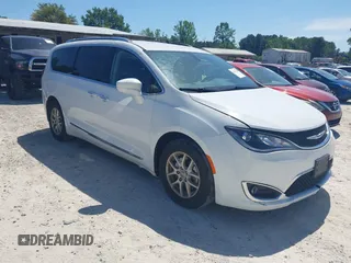2020 Chrysler Pacifica Touring L z VIN 2C4RC1BG6LR276742, wystawiony jako IAAI lot #42167284 z przebiegiem 123 668 mil mil oraz . Historia ofert i sprzedaży dostępna na DreamBid. Obrazek 1.