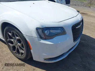 2015 Chrysler 300 S z VIN 2C3CCAGG6FH736320, wystawiony jako IAAI lot #42270198 z przebiegiem 131 549 mil mil oraz . Historia ofert i sprzedaży dostępna na DreamBid. Obrazek 6.