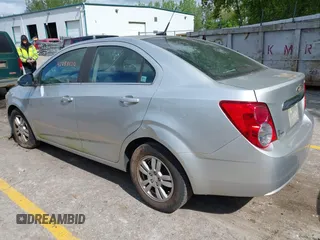 2012 Chevrolet Sonic LT z VIN 1G1JC5SH9C4112989, wystawiony jako IAAI lot #42288130 z przebiegiem 170 658 mil mil oraz . Historia ofert i sprzedaży dostępna na DreamBid. Obrazek 3.