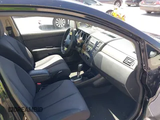 2009 Nissan Versa S z VIN 3N1BC13E09L393627, wystawiony jako IAAI lot #42301217 z przebiegiem 135 492 mil mil oraz . Historia ofert i sprzedaży dostępna na DreamBid. Obrazek 5.