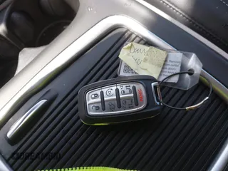 2024 Chrysler Pacifica Hybrid Select z VIN 2C4RC1S76RR177928, wystawiony jako IAAI lot #42489370 z przebiegiem 30 130 mil mil oraz . Historia ofert i sprzedaży dostępna na DreamBid. Obrazek 11.