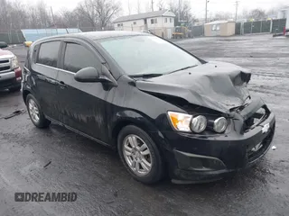 2012 Chevrolet Sonic LT z VIN 1G1JD6SH4C4176084, wystawiony jako IAAI lot #41479847 z przebiegiem 57 690 mil mil oraz . Historia ofert i sprzedaży dostępna na DreamBid. Obrazek 1.