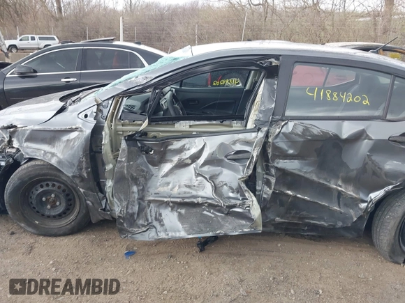 2023 Nissan Versa S z VIN 3N1CN8DV5PL861385, wystawiony jako IAAI lot #41884202 z przebiegiem 21 427 mil mil oraz . Historia ofert i sprzedaży dostępna na DreamBid. Obrazek 14.