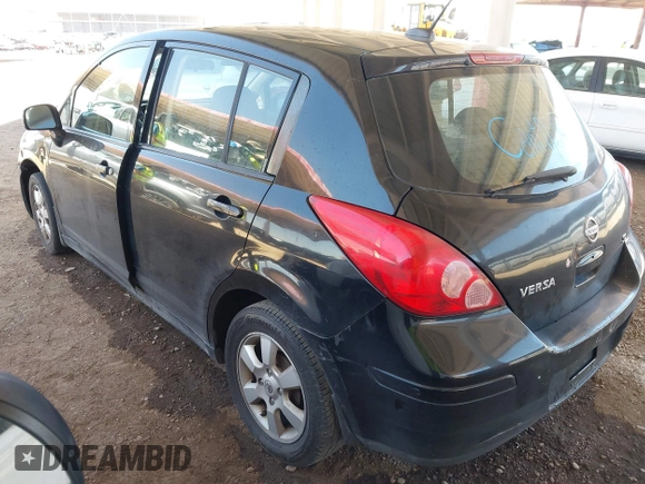 2009 Nissan Versa S z VIN 3N1BC13E59L370697, wystawiony jako IAAI lot #42295996 z przebiegiem 212 861 mil mil oraz . Historia ofert i sprzedaży dostępna na DreamBid. Obrazek 3.