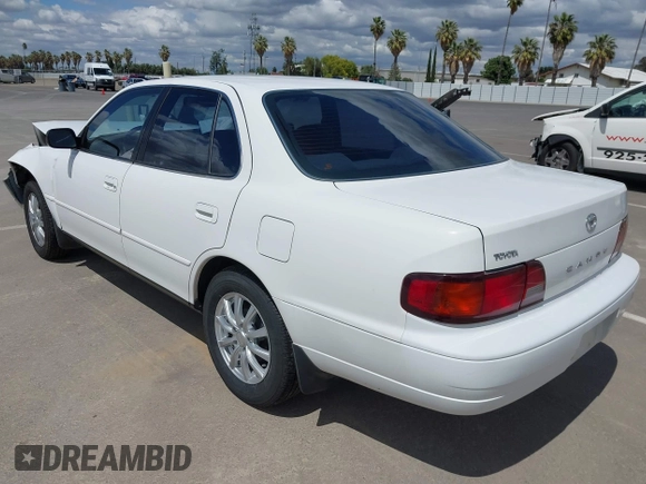 1996 Toyota Camry DX z VIN JT2BG12K8T0368612, wystawiony jako IAAI lot #42248750 z przebiegiem 122 237 mil mil oraz . Historia ofert i sprzedaży dostępna na DreamBid. Obrazek 3.