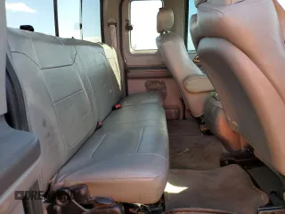 2003 Ford F-250 XL z VIN 1FTNX21PX3EB94715, wystawiony jako Copart lot #50712735 z przebiegiem 96 293 mil mil oraz Szkoda całkowita • Salvage title. Historia ofert i sprzedaży dostępna na DreamBid. Obrazek 10.