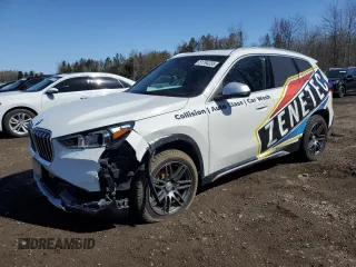 2023 BMW X1 xDrive28i z VIN WBX73EF08P5W93989, wystawiony jako Copart lot #51794235 z przebiegiem 43 271 mil mil oraz Czysty tytuł • Clean title. Historia ofert i sprzedaży dostępna na DreamBid. Obrazek 1.