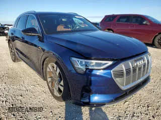 2022 Audi e-tron Premium Plus z VIN WA1LAAGE8NB030872, wystawiony jako Copart lot #72593972 z przebiegiem 4 896 mil mil oraz . Historia ofert i sprzedaży dostępna na DreamBid. Obrazek 4.