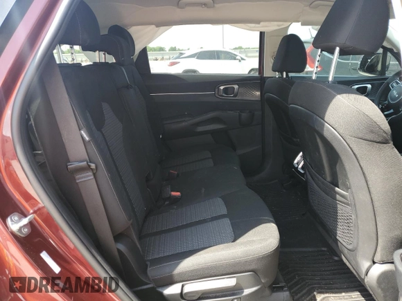 2024 Kia Sorento LX z VIN 5XYRG4JC9RG307967, wystawiony jako Copart lot #53749435 z przebiegiem 21 522 mil mil oraz Szkoda całkowita • Salvage title. Historia ofert i sprzedaży dostępna na DreamBid. Obrazek 11.