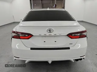 2022 Toyota Camry SE z VIN 4T1G11AKXNU630931, wystawiony jako Copart lot #82355254 z przebiegiem 34 943 mil mil oraz Czysty tytuł • Clean title. Historia ofert i sprzedaży dostępna na DreamBid. Obrazek 6.