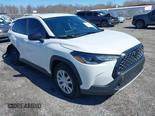 2023 Toyota Corolla Cross L z VIN 7MUAAAAG9PV071147, wystawiony jako IAAI lot #41849893 z przebiegiem 13 545 mil mil oraz . Historia ofert i sprzedaży dostępna na DreamBid. Obrazek 1.