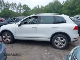 2012 Volkswagen Touareg Lux z VIN WVGEK9BPXCD008999, wystawiony jako IAAI lot #42455493 z przebiegiem 107 032 mil mil oraz . Historia ofert i sprzedaży dostępna na DreamBid. Obrazek 14.