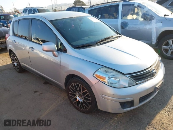 2011 Nissan Versa S z VIN 3N1BC1CP2BL448005, wystawiony jako IAAI lot #41819138 z przebiegiem 165 936 mil mil oraz . Historia ofert i sprzedaży dostępna na DreamBid. Obrazek 1.