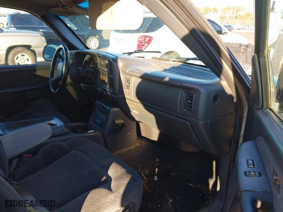 2001 Chevrolet Silverado 1500HD LS with VIN 1GCGK13U41F178246, listed as a IAAI auction lot 41330439 with 241,867 mi miles. Bid and sale history available at carsss.com. Image 5.