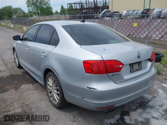 2014 Volkswagen Jetta SE z VIN 3VWD17AJ8EM314253, wystawiony jako IAAI lot #42361152 z przebiegiem 118 638 mil mil oraz . Historia ofert i sprzedaży dostępna na DreamBid. Obrazek 3.