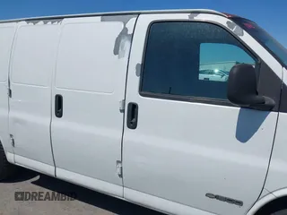 1999 Chevrolet City Express Cargo z VIN 1GCFG15M8X1044680, wystawiony jako IAAI lot #42466789 z przebiegiem Nie podano mil oraz . Historia ofert i sprzedaży dostępna na DreamBid. Obrazek 13.