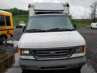 2005 Ford Econoline Cargo z VIN 1FDNE35L05HA95742, wystawiony jako Copart lot #56768625 z przebiegiem 130 000 mil mil oraz Czysty tytuł • Clean title. Historia ofert i sprzedaży dostępna na DreamBid. Obrazek 5.