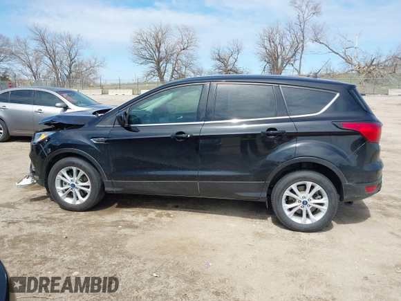 2019 Ford Escape SE z VIN 1FMCU9GDXKUB78598, wystawiony jako IAAI lot #41930913 z przebiegiem 111 284 mil mil oraz . Historia ofert i sprzedaży dostępna na DreamBid. Obrazek 14.