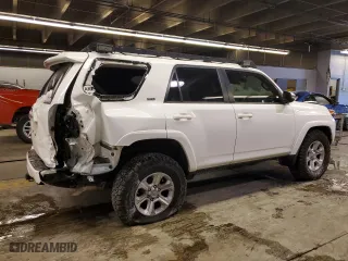 2020 Toyota 4Runner SR5 with VIN JTEBU5JRXL5748135, listed as a Copart auction lot 44117135 with 85,043 mi miles and Salvage Title. Bid and sale history available at carsss.com. Image 3.