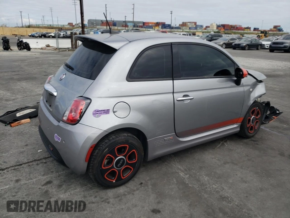 2018 FIAT 500e z VIN 3C3CFFGE2JT362534, wystawiony jako Copart lot #52815675 z przebiegiem 66 498 mil mil oraz Szkoda całkowita • Salvage title. Historia ofert i sprzedaży dostępna na DreamBid. Obrazek 3.