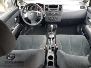 2011 Nissan Versa S z VIN 3N1BC1CP6BL402628, wystawiony jako Copart lot #60285555 z przebiegiem 109 562 mil mil oraz Czysty tytuł • Clean title. Historia ofert i sprzedaży dostępna na DreamBid. Obrazek 8.