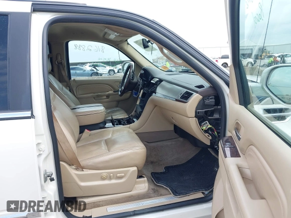 2010 Cadillac Escalade EXT z VIN 3GYVKLEF4AG171775, wystawiony jako IAAI lot #42413511 z przebiegiem Nie podano mil oraz . Historia ofert i sprzedaży dostępna na DreamBid. Obrazek 5.