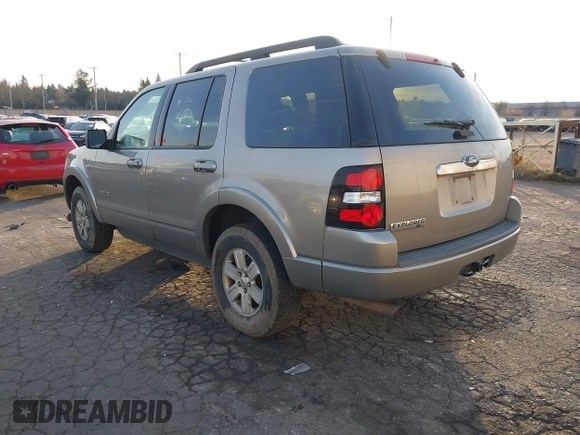 2008 Ford Explorer XLT z VIN 1FMEU63E28UA84438, wystawiony jako IAAI lot #41369828 z przebiegiem 172 585 mil mil oraz . Historia ofert i sprzedaży dostępna na DreamBid. Obrazek 3.