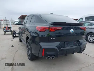 2025 BMW X2 M35i z VIN WBX83GM08S5128489, wystawiony jako IAAI lot #41575416 z przebiegiem 1213 mil mil oraz . Historia ofert i sprzedaży dostępna na DreamBid. Obrazek 3.