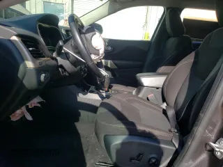 2017 Jeep Cherokee Latitude с VIN 1C4PJLCB2HW585800, выставлен на аукционе Copart как лот 57821955 с пробегом 97 109 миль миль и Списание • Salvage title. История ставок и продаж доступна на DreamBid. Изображение 7.