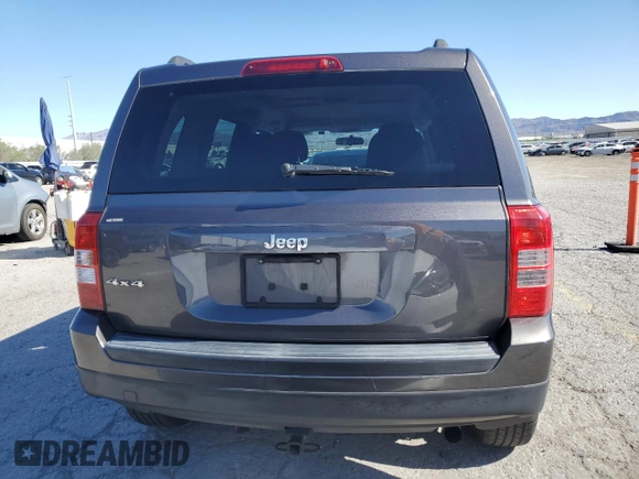 2015 Jeep Patriot Altitude z VIN 1C4NJRBB5FD143422, wystawiony jako Copart lot #56738425 z przebiegiem 148 475 mil mil oraz Szkoda całkowita • Salvage title. Historia ofert i sprzedaży dostępna na DreamBid. Obrazek 6.