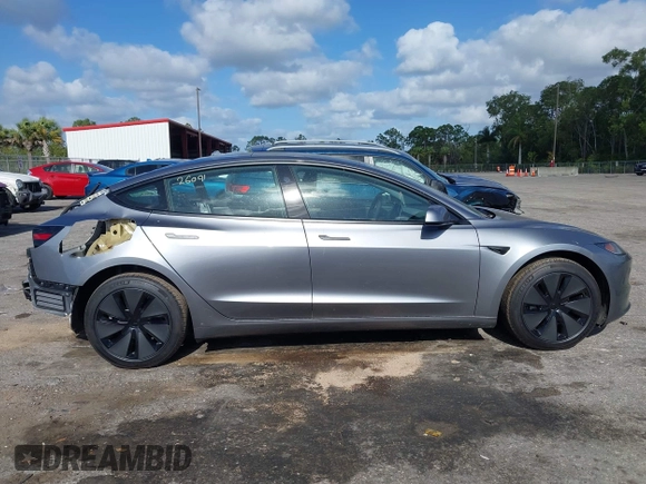 2025 Tesla Model 3 Long Range z VIN 5YJ3E1EA7SF892239, wystawiony jako IAAI lot #42068918 z przebiegiem 17 mil mil oraz . Historia ofert i sprzedaży dostępna na DreamBid. Obrazek 14.