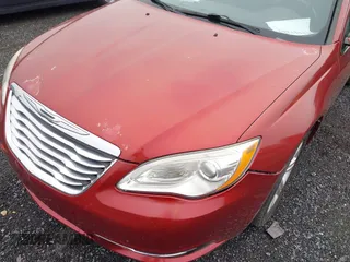 2012 Chrysler 200 Touring z VIN 1C3CCBBG4CN199415, wystawiony jako IAAI lot #42527357 z przebiegiem 124 811 mil mil oraz . Historia ofert i sprzedaży dostępna na DreamBid. Obrazek 6.