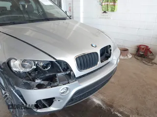 2013 BMW X5 xDrive35i z VIN 5UXZV4C55D0B09049, wystawiony jako IAAI lot #42193454 z przebiegiem 186 845 mil mil oraz . Historia ofert i sprzedaży dostępna na DreamBid. Obrazek 6.