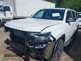 2024 Jeep Wagoneer Series II z VIN 1C4SJRBP4RS184266, wystawiony jako IAAI lot #42506256 z przebiegiem 27 901 mil mil oraz . Historia ofert i sprzedaży dostępna na DreamBid. Obrazek 17.