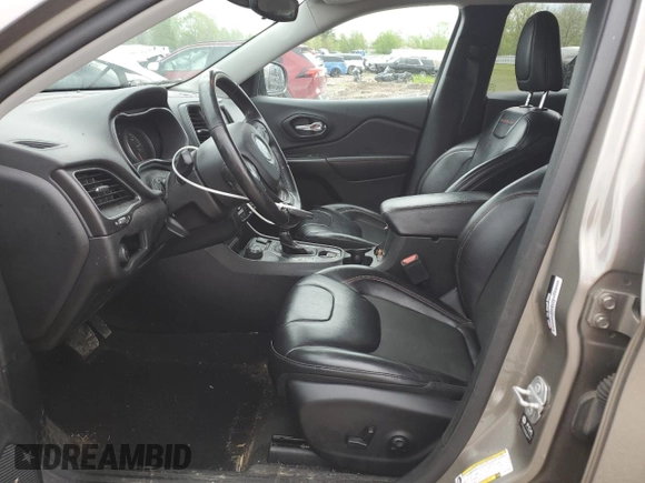 2021 Jeep Cherokee Trailhawk z VIN 1C4PJMBXXMD110534, wystawiony jako Copart lot #56333785 z przebiegiem 53 310 mil mil oraz Szkoda całkowita • Salvage title. Historia ofert i sprzedaży dostępna na DreamBid. Obrazek 7.